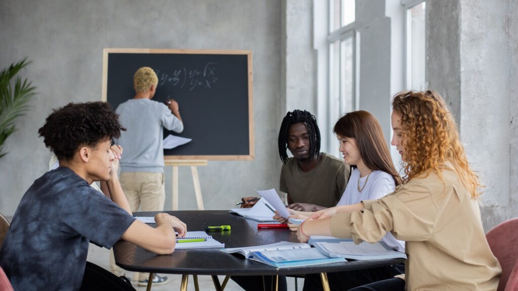 classroom of the elite who does ayanokoji end up with