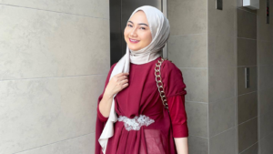 baju maroon cocok dengan jilbab warna apa